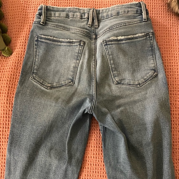 Good American Jeans - Good Curve Straight Natural Fray Hem | Blue858 - Picture 4 of 4